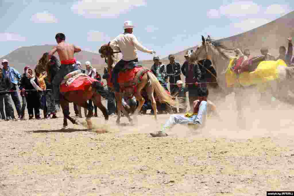 Оодарыш - борьба всадников на лошадях, которые должны стащить друг друга с коня