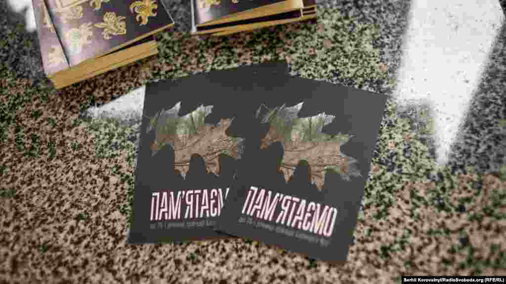 На підвіконні розкладені буклети виставки