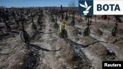 Hetuesit ukrainas kanë mbledhur prova mbi atë që ata thonë se janë dhjetëra mijëra krime të mundshme lufte, që dyshohet se janë kryer nga trupat ruse. Kjo përfshin ekzekutimin e pretenduar të civilëve në qytetin e Buçës, në mars 2022.