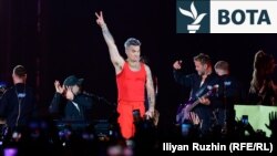 Këngëtari Robbie Williams gjatë koncertit të tij në Sofje të Bullgarisë.