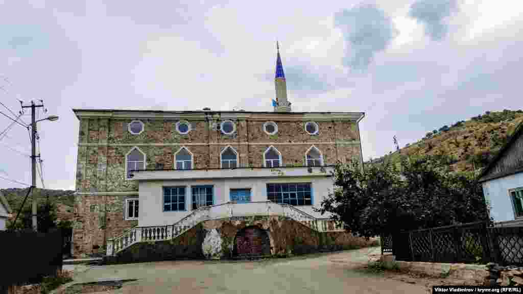 За кілька кроків розташована мечеть. Її побудували в XIX столітті. У радянський період в мечеті розміщувалися клуб та бібліотека. У 90-х будівлю вдалося повернути вірянам і її почали використовувати за призначенням. Мечеть є пам'ятником архітектури