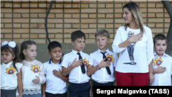 Школярі на урочистій лінійці, присвяченій Дню знань у Судаку. Архівне фото