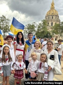 Лілія Дорундяк з українськими дітьми