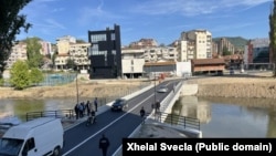 Automjetet kalojnë mbi urën e sapondërtuar mbi lumin ibër në Mitrovicë.