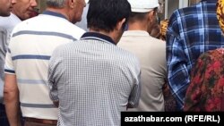 Ykdysady kriziden ejir çekýän ýerli ilatyň aglaba bölegi döwlet dükanlaryndan goýberilýän degişlilikdäki arzan azyklara garaşly diýip, habarçylarymyz belleýär.