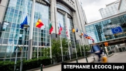 Zastave zemalja članica EU ispred zgrade Evropskog parlamenta, Brisel