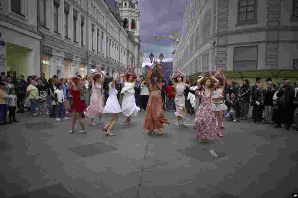 Djevojke plešu na ulici u centru Moskve, Rusija, 18. avgusta.