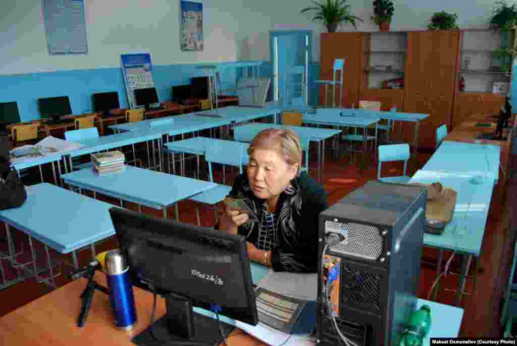 Чаек айылындагы Т. Турсунбаева атындагы мектеп-гимназиянын мугалими Айгүл Мамбеталиева бош класста "WhatsApp" аркылуу сабак өтүп жатат.&nbsp;