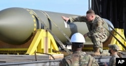 Imagine publicată de US Air Force pe 2 mai 2023 cu un GBU-57, sau bomba Massive Ordnance Penetrator, la baza aeriană Whiteman din Missouri, concepută pentru a distruge zonele subterane, când SUA au ajuns la apogeul îngrijorărilor privind programul nuclear al Iranului.
