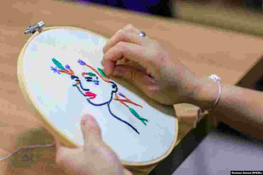 Por, aktiviste nga Rrjeti i Grave të Kosovës kanë thënë vazhdimisht për REL-in se, në fakt, numri i rasteve të dhunës në familje është më i lartë, por se shumë gra vazhdojnë të hezitojnë ta raportojnë dhunën që përjetojnë.