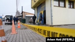 Mbyllja e objekteve të institucioneve paralele serbe - Ndërtesa e zyrës së Postës së Serbisë në Graçanicë, Kosovë.