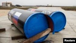 Gasne cevi sa zastavama Srbije i Rusije u blizini sela Šajkaš, severno od Beograda, gde je Srbija svečano pustila deo ruskog gasovoda Južni tok pre nego što je projekat otkazan (10. decembra 2014.)