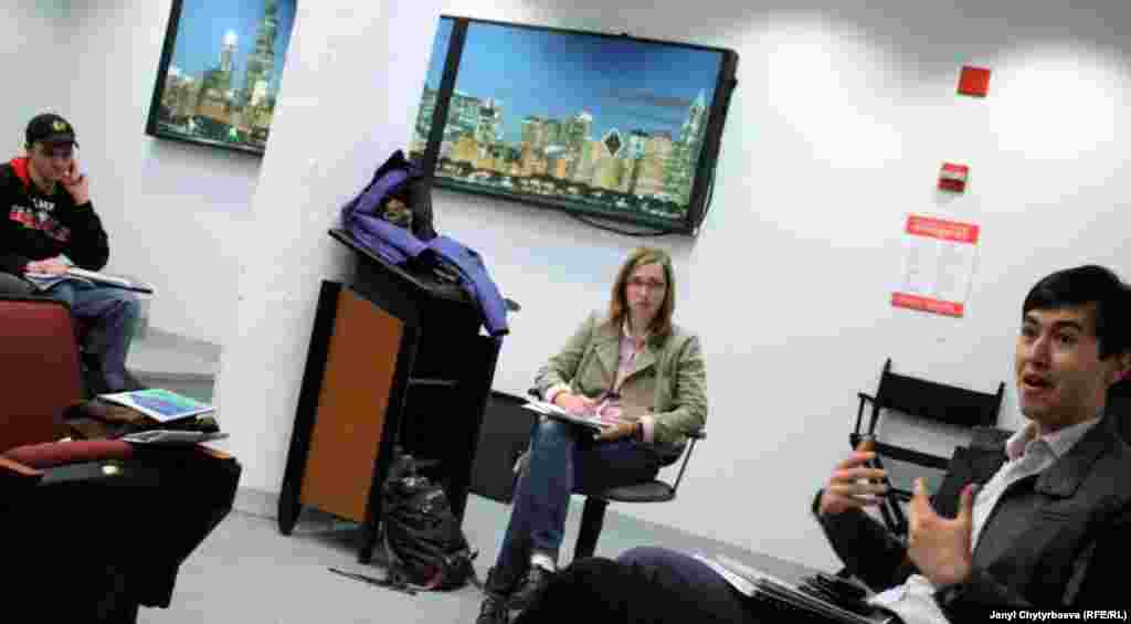 Чикагодогу Колумбия коллежинде Ооганстандагы эң популярдуу "Толо" ТВнин вице-президенти Лутфулла Назифзаде (оңдо) студенттердин суроолоруна жооп берүүдө.