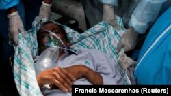 په کرونا ویروس یو اخته ناروغ له هغه روغتون چې په‌کې اور لګېدلی ژغورل شوی دی.