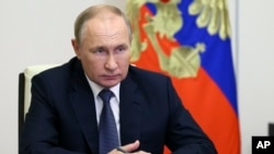 Позиція Угорщини щодо видачі ордера на арешт Володимира Путіна може бути висловлена на черговому саміті ЄС, що відбудеться у Брюсселі 23-24 березня, пише Bloomberg