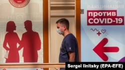 Мужчина в маске в московском ГУМе, 15 июня 2021 года