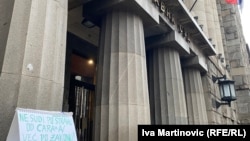 Poruka studenata u blokadi ostavljena nakon protesta ispred Ustavnog suda u Beogradu, 12. januara 2025.