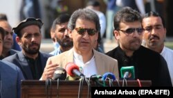 د خیبر پښتونخوا د ساینس، معلوماتي ټېکنالوژۍ او خوړو چارو وزیر پېښور کې د خبري غونډې پر مهال - پخوانی انځور.