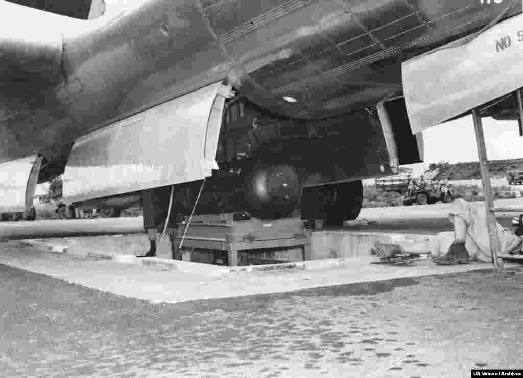 „Little Boy” e încărcată pe Insula Tinian în avionul Enola Gay.Bomba asamblată a fost încărcată pe 5 august 1945 în Enola Gay, un avion B-29 numit după mama pilotului său, colonelul Paul Tibbets. Operațiunea a fost făcută dintr-o groapă specială construită în aerodromul nordic din Tinian. Avionul a decolat spre Japonia în dimineața următoare.