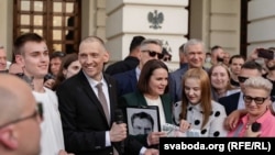 Sergej Tihanovski i njegova supruga Svetlana Tihanovskaja na susretu sa Bjelorusima u Varšavi, Poljska, 26. juna 2025., nekoliko dana nakon što je Tihanovski pušten iz zatvora u Bjelorusiji.