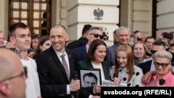 Serghei Țihanovski și Svetlana Țihanovskaia se întâlnesc cu belaruși la Varșovia pe 26 iunie, la câteva zile după eliberarea opozantului dintr-o închisoare din Belarus.