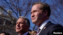 თეთრი სახლის რჩეველი სახელმწიფო უშიშროების საკითხებში, მაიკ უოლცი და თეთრი სახლის წარგზავნილი ახლო აღმოსავლეთში, სტივ უიტკოფი თეთრ სახლთან. 3 თებერვალი, 2025 წელი. ისინი საუდის არაბეთში გაემგზავრებიან, სადაც გაიმრთება უკრაინის სამშვიდობო მოლაპარაკება. 