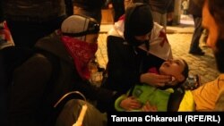 1 დეკემბერს საპოლიციო ძალებმა რუსთაველის გამზირზე აქციის დასაშლელად ცრემლმდენი გაზიც გამოიყენეს