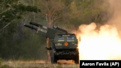 Američki raketni sistem visoke pokretljivosti M142 (HIMARS) ispaljuje projektil tokom zajedničke vojne vježbe između Filipina i SAD.
Sjedinjene Američke Države su najveći vojni potrošač na svijetu.