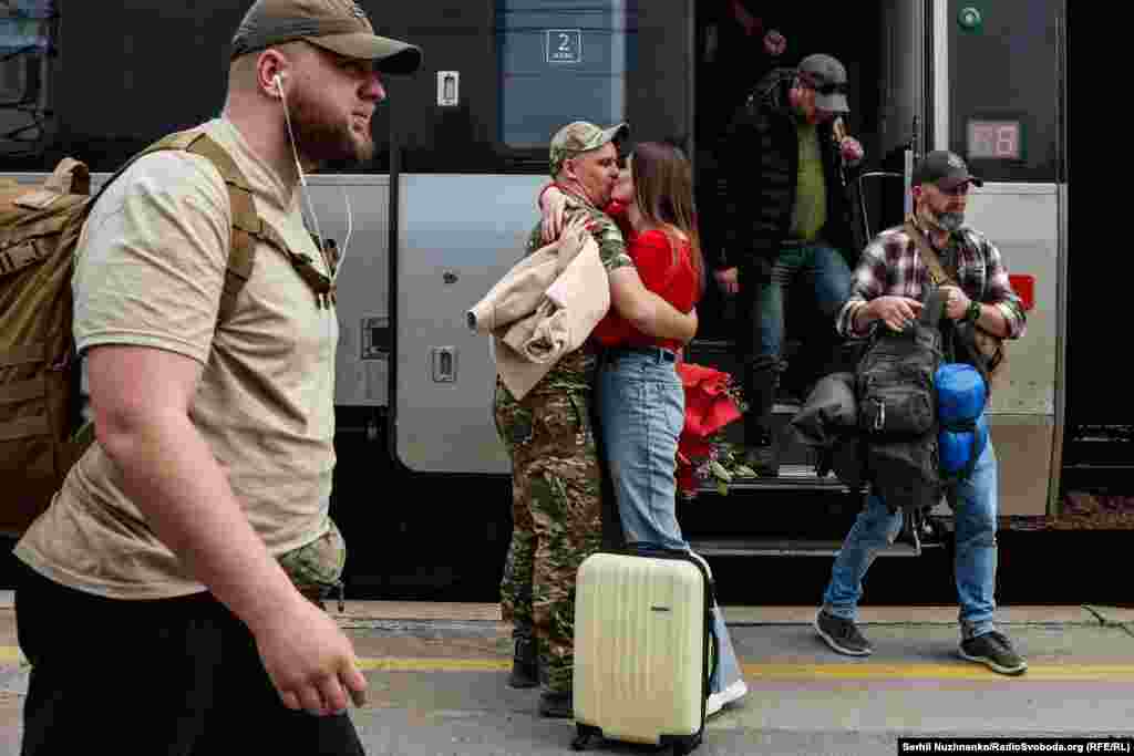 Ukrainanyň demir ýollaryny gorap saklamagy milli buýsanjyna öwrüldi. Şeýle hem, ol ykdysady zerurlyk, ynsanperwer kömegini eltmek üçin möhüm şert we Russiýa çozuşa başlaly bäri dört ýyla golaý wagtda möhüm aragatnaşyk kanaly boldy.