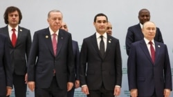 Diňle: Türkmenler ýurt täzeliklerini 'maslahatlaşmagy' öwrenýär