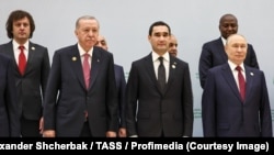 „ქართული ოცნების“ მთავრობის პრემიერი ირაკლი კობახიძე და რუსეთის პრეზიდენტი ვლადიმირ პუტინი ფოტოსესიის დროს. ფოტოზე ასევე ჩანან თურქეთის პრეზიდენტი რეჯეპ ტაიპ ერდოანი და თურქმენეთის პრეზიდენტი სერდარ ბერდიმუჰამედოვი.