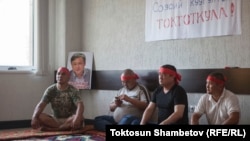 Өмүрбек Текебаев менен Дүйшөнкул Чотоновдун ачкачылык кармаган жактоочулары. 30-июль, 2017-жыл