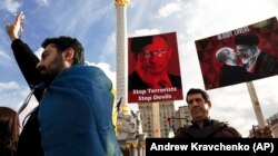 Під час акції представників іранської громади України проти російського та іранського режимів. Київ, 28 жовтня 2022 року На плакатах зображено очільника Росії Володимира Путіна і верховного лідера Ірану аятоллу Алі Хамене