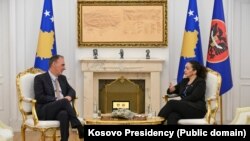 Presidentja e Kosovës, Vjosa Osmani, takon në zyrën e vet, kryetarin e Nismës Socialdemokrate, Fatmir Limaj, 19 maj 2025.