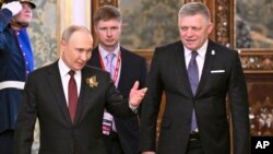 Premierul slovac Robert Fico (dreapta) a fost singurul lider din UE care a mers anul acesta la Moscova, la parada de 9 mai a președintelui rus Vladimir Putin