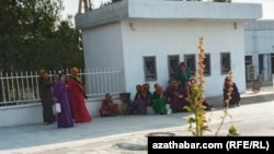 Illýustrasiýa suraty. Bankomat nobatyna garaşýan adamlar. Türkmenistan