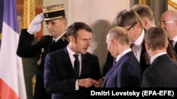 Emmanuel Macron discută cu Vladimir Putin la un eveniment din decembrie 2019