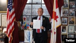 "მეგობარი აქტის" ავტორი კონგრესმენი ჯო უილსონი კანონპროექტით ხელში.