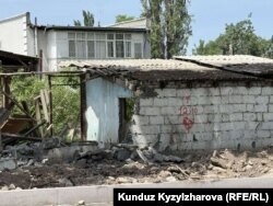 Белги коюлган, "кызыл сызыктан" ашты деген үйлөрдүн дубалдарынын бири.