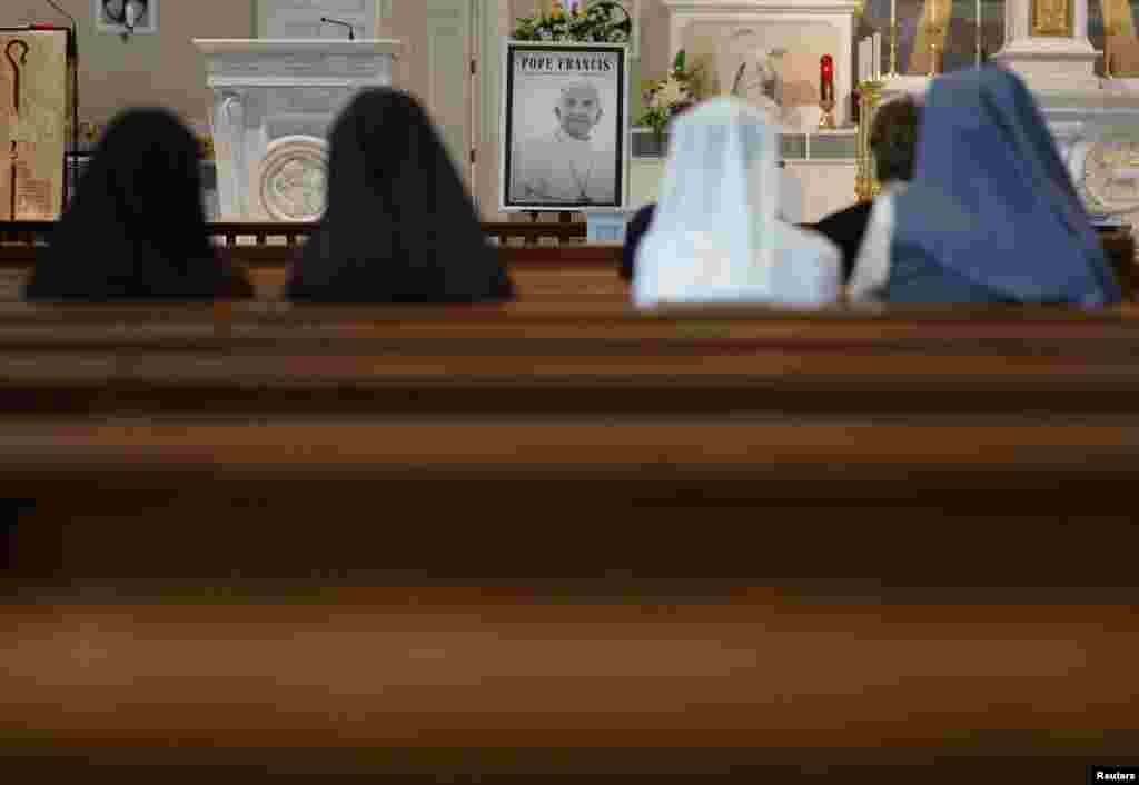 Murgeshat marrin pjesë në meshën përkujtimore për Papa Françeskun në Katedralen e Bariut të Mirë në Singapor.