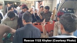 یو امبولانس د اکتوبر پر نهمه په ډزو کې ژوبل شوی فعال له جمروده د حیات اباد کمپلېکس روغتون ته لېږدوي. 