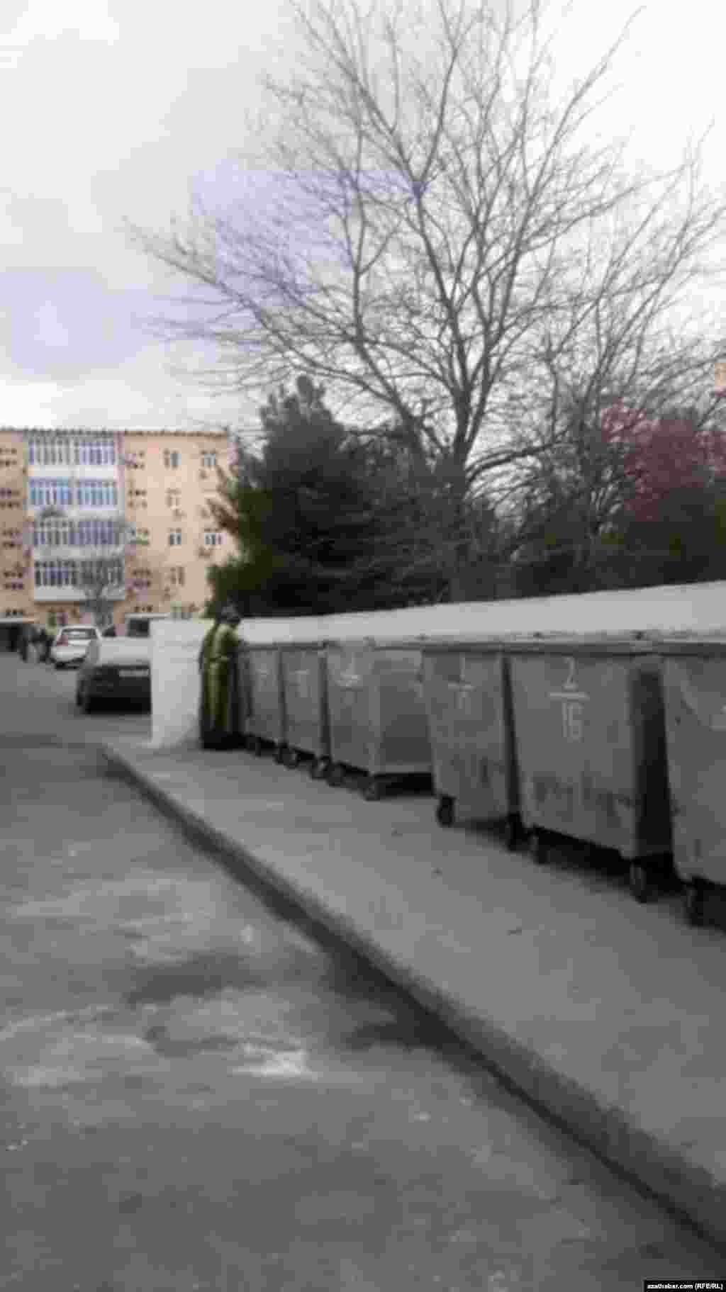 Мусорные контейнеры в столичном микрорайоне, Ашхабад, январь, 2020