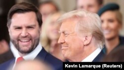 აშშ-ის ვიცე-პრეზიდენტი ჯეი დი ვენსი(მარცხნივ) და პრეზიდენტი დონალდ ტრამპი ინაუგურაციის დღეს. 2025 წლის 20 იანვარი. ვაშინგტონი