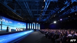 Putin se adresează participanților la Forumul Economic Estic de la Vladivostok. Aici a vorbit despre cum vede el evoluția frontului din Ucraina. 