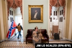 Suporteri ai președintelui Trump în clădirea Senatului, după ce au luat cu asalt Congresul, Washington, 6 ianuarie, 2021.