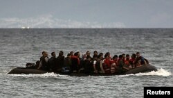 پناهجویان با تقبل مشکلات فراوان و عبور از مسیر های پر خطر تلاش می کنند تا خود را به کشور های اروپایی و امریکایی برسانند