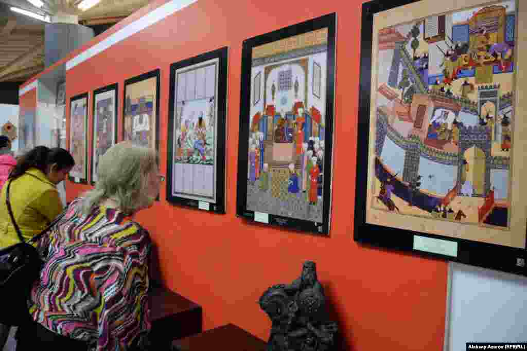 Көрме эскпонаттарының көбі &ndash; "Шахнама" дастаны қолжазбасының парақтарынан көшіріп салынған көркем суреттер