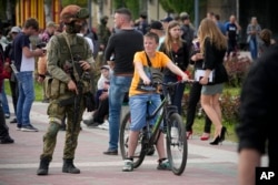 Російський військовий на вулицях окупованого Мелітополя, травень 2022 року