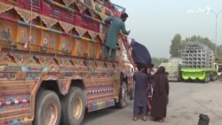 پاکستان کې افغان کډوال وايي چارواکي يې په زور له کورونو باسي