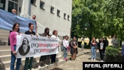 Skup podrške profesorkama srbobranske Gimnazije koje su dobile otkaz zbog obustave nastave, 29. maja 2025. 